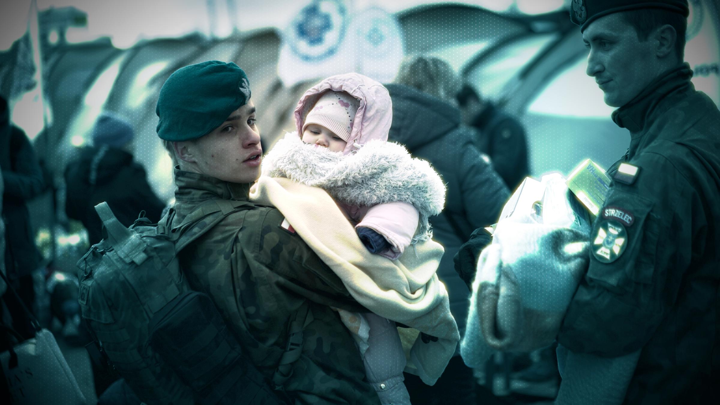 Polnischer Soldat hält ein Baby