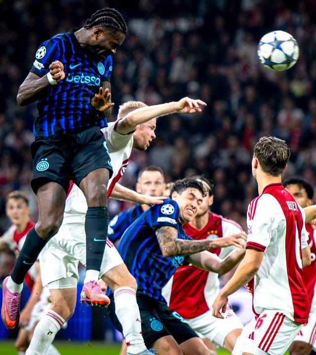 Inter-Stürmer Marcus Thuram köpft gegen Ajax das 1:0