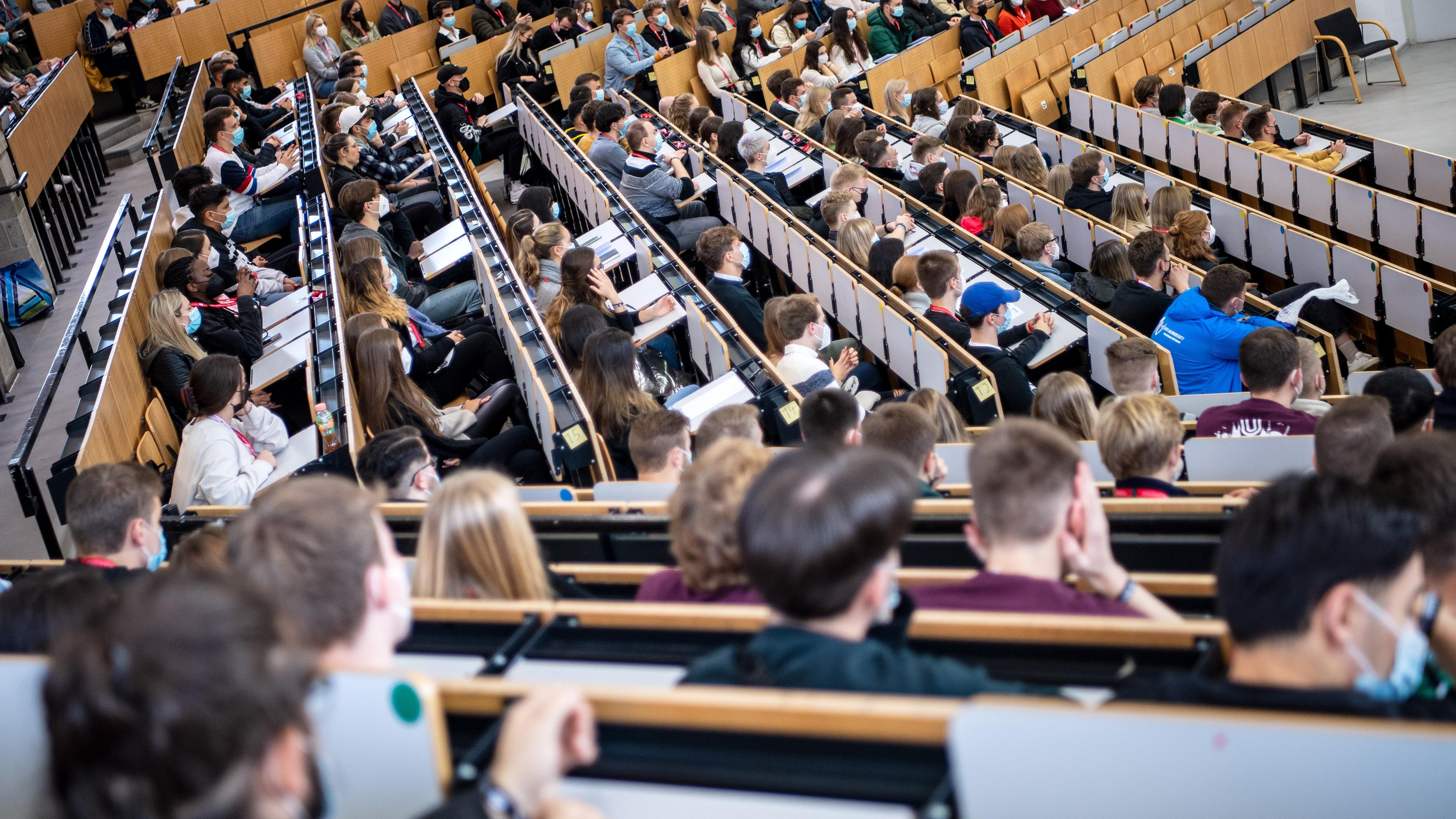 Bremen: Studentinnen und Studenten sitzen im großen Hörsaal der Universität Bremen, aufgenommen am 