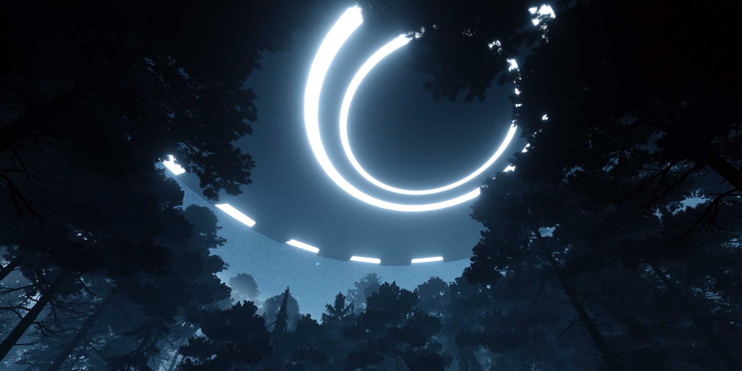  Über einem Wald bei Nacht schwebt ein rundes Raumschiff mit leuchtenden Kreisen.