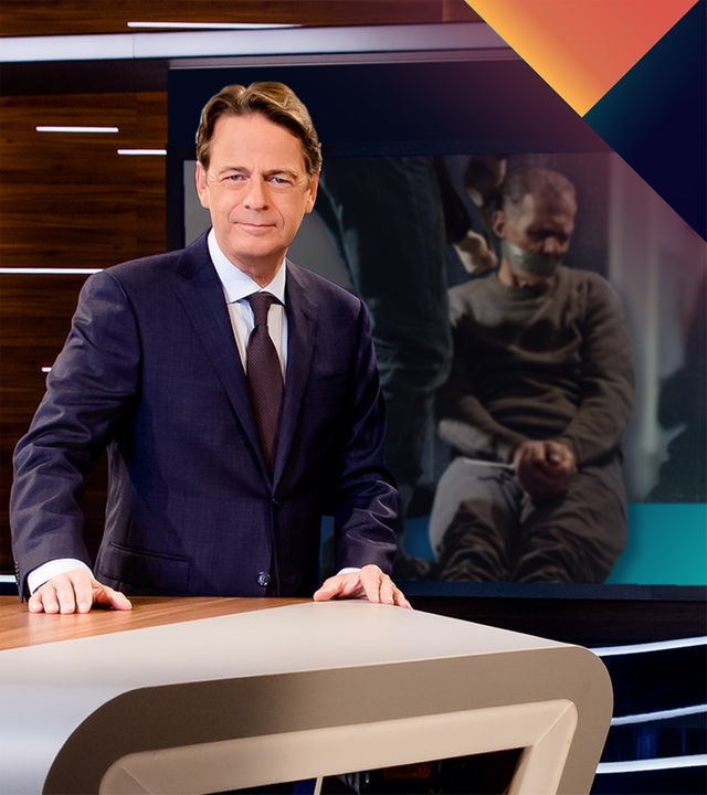 "Aktenzeichen XY... Ungelöst vom 08. April 2026": Rudi Cerne steht im Studio, im Hintergrund ein Bildschirm, auf dem ein Fall der Sendung abgebildet ist.