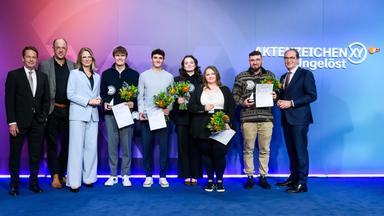 "Die Gewinner des XY-Preise 2025": von links Rudi Cerne,Frank Zervos, Nadine Bilke, Paul Georg, Elias Linz, Emma Tuscher, Inna Rommelfanger, Thomas Köpplin und Bundesinnenminister Alexander Dobrindt.