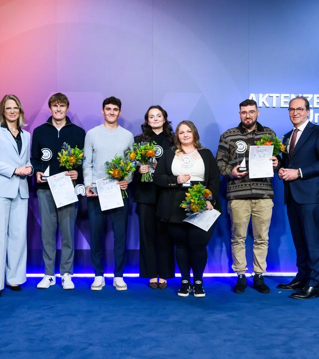 "Die Gewinner des XY-Preise 2025": von links Rudi Cerne,Frank Zervos, Nadine Bilke, Paul Georg, Elias Linz, Emma Tuscher, Inna Rommelfanger, Thomas Köpplin und Bundesinnenminister Alexander Dobrindt.