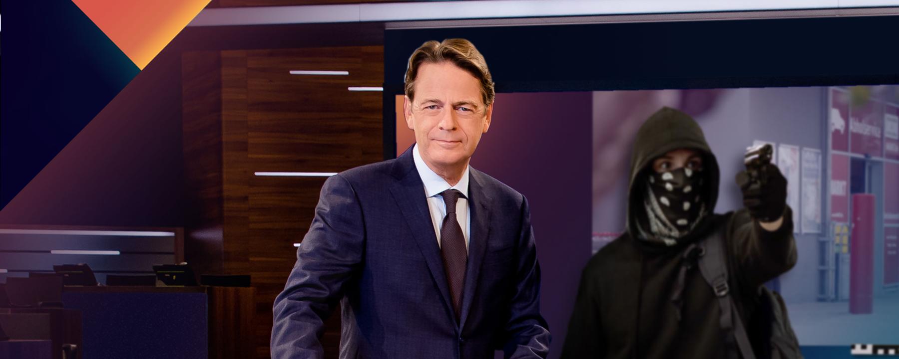 "Aktenzeichen XY... Ungelöst vom 8. Mai 2024": Moderator Rudi Cerne steht im Studio, im Hintergrund ein Bildschirm, auf dem ein Fall der Sendung abgebildet ist.  