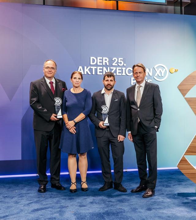 "XY-Preis 2026: Messerangriff gestoppt": Die Preisträger Dr. Thomas Krull, Dr. Annemarie Krull und Daniel Kartens mit Moderator Rudi Cerne (von links nacht rechts).