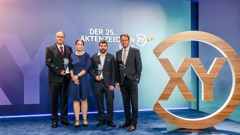 "XY-Preis 2026: Messerangriff gestoppt": Die Preisträger Dr. Thomas Krull, Dr. Annemarie Krull und Daniel Kartens mit Moderator Rudi Cerne (von links nacht rechts).