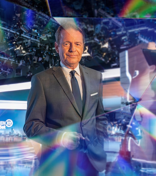 Rudi Cerne steht in der Kulisse des Aktenzeichen XY...Ungelöst Studios