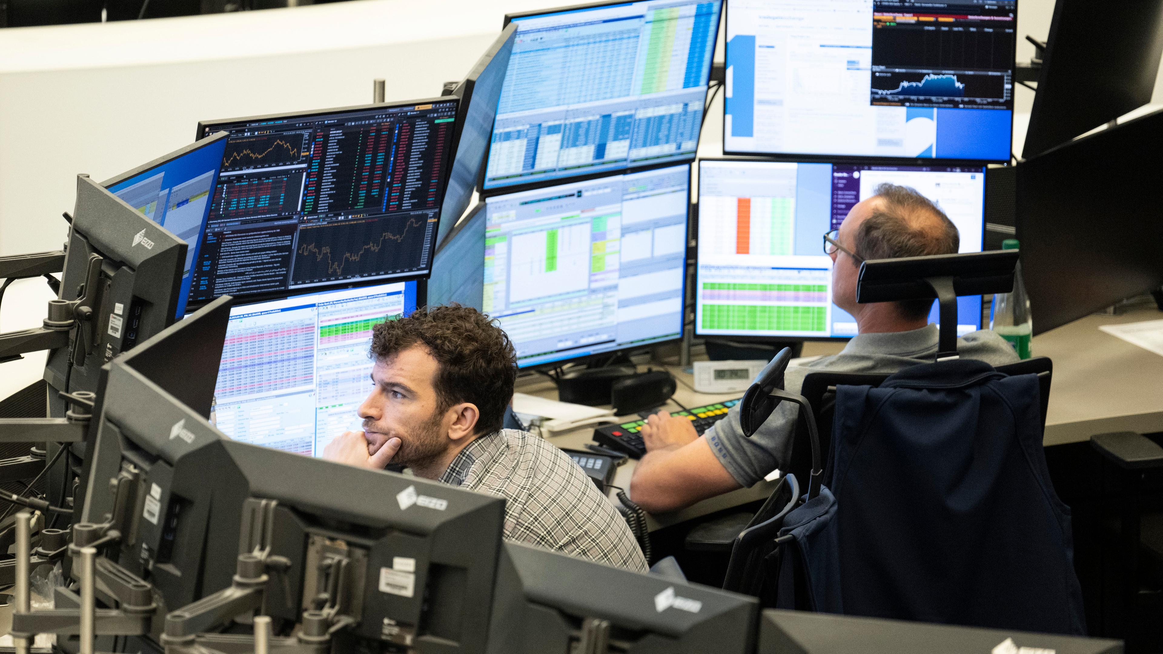 Hessen, Frankfurt/Main: Aktienhändler verfolgen die Kursentwicklung auf seinen Monitoren im Handelssaal der Deutschen Börse.