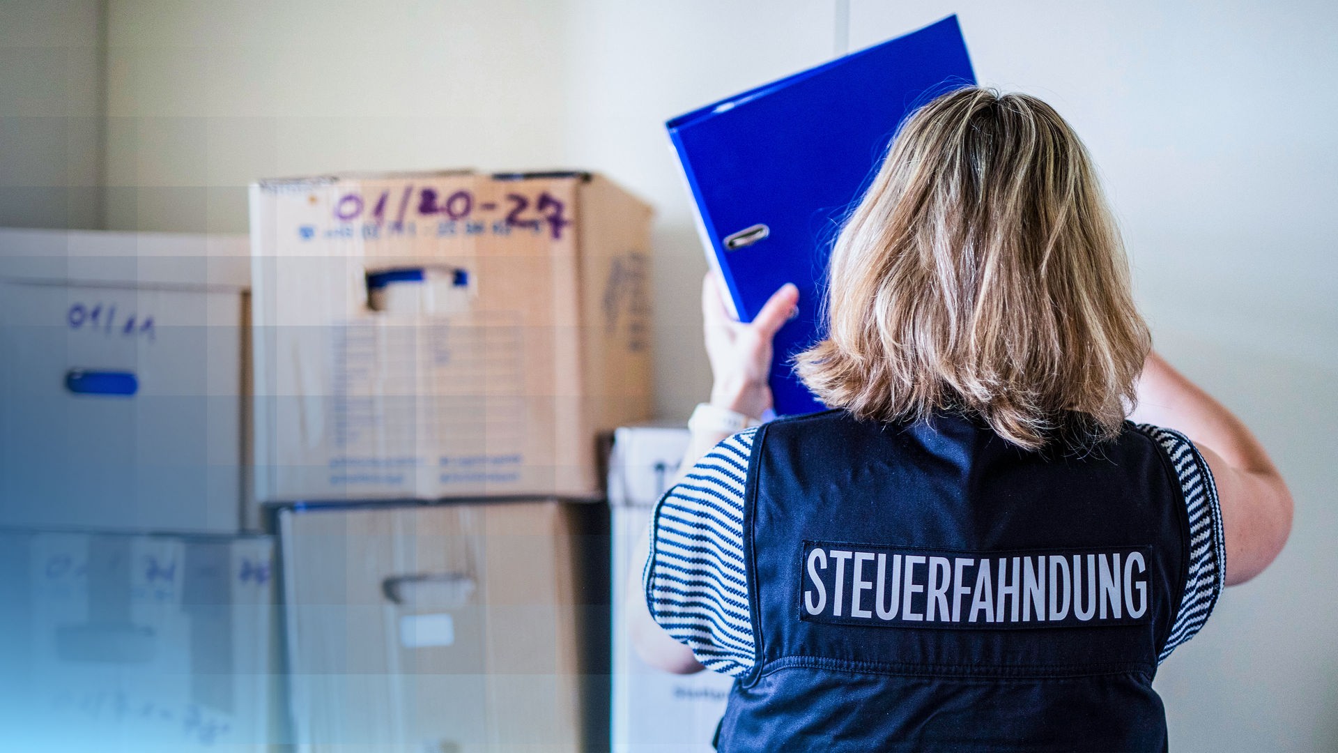 Die ehemalige Cum-Ex-Chefermittlerin Anne Brorhilker zugeschaltet ins Studio vor 