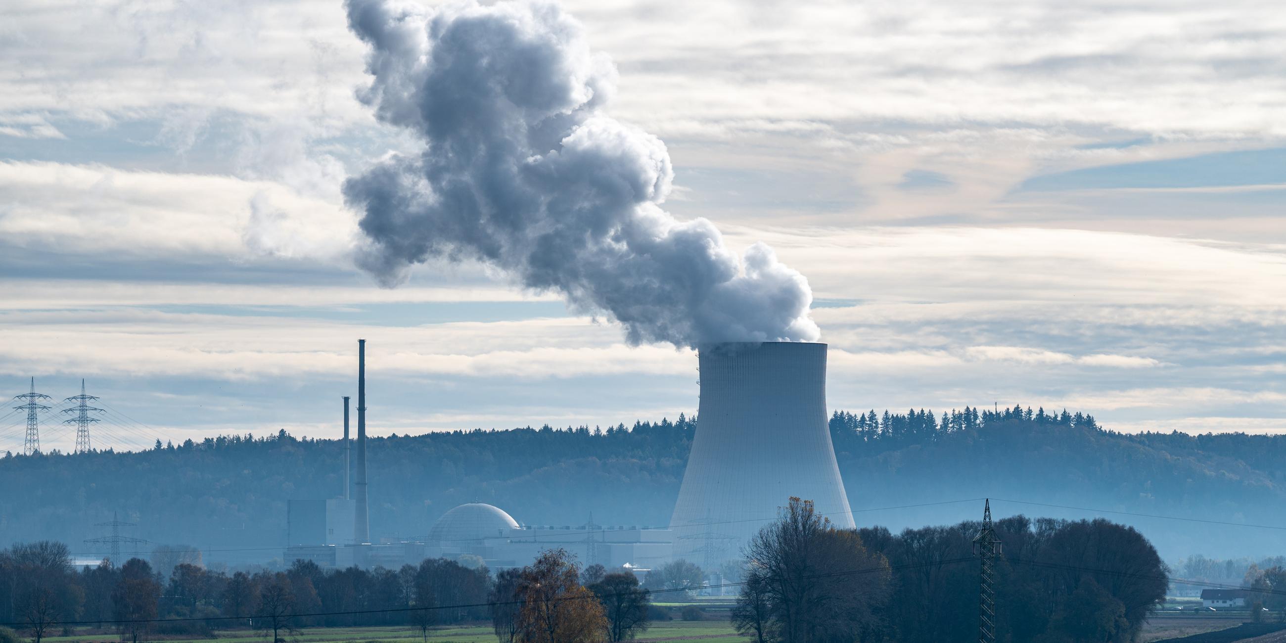 Bayern, Niederaichbach: Wasserdampf steigt aus dem Kühlturm des Atomkraftwerks (AKW) Isar 2.