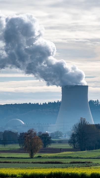 Bayern, Niederaichbach: Wasserdampf steigt aus dem Kühlturm des Atomkraftwerks (AKW) Isar 2.