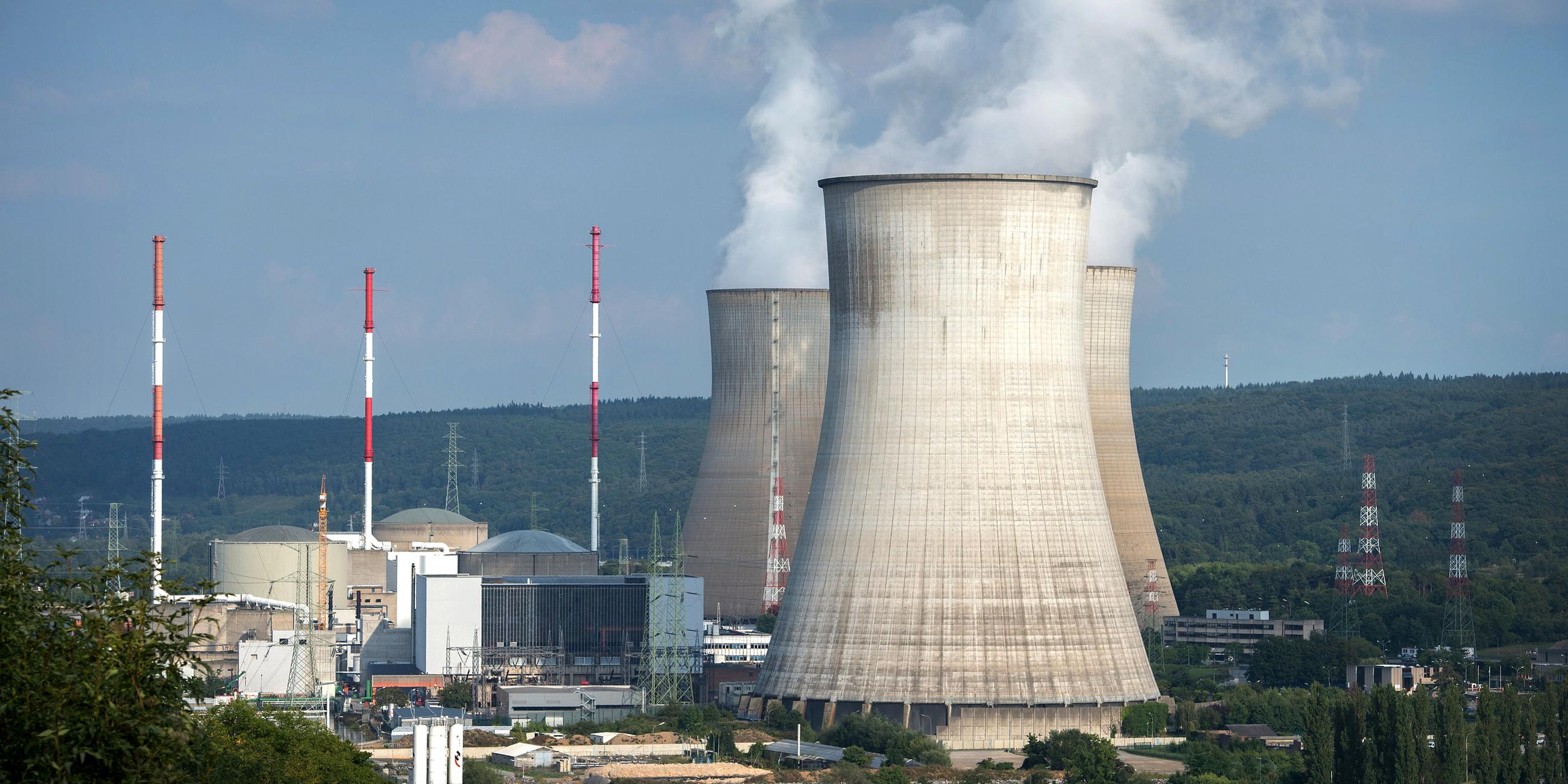 Die drei Kühltürme des Kernkraftwerks stehen in Tihange (Belgien), aufgenommen am 28.08.2017