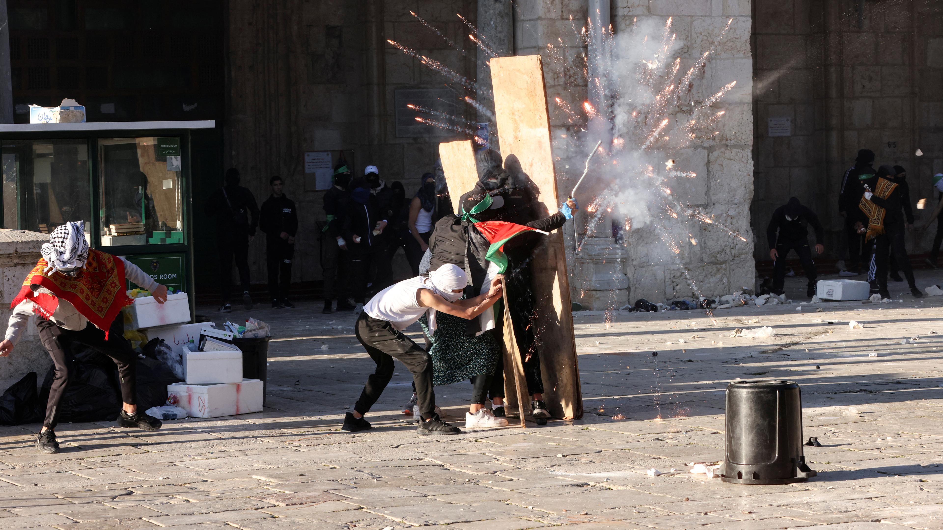 Ausschreitungen zwischen palästinensischen Demonstraten und der israelischen Polizei auf dem Tempelberg