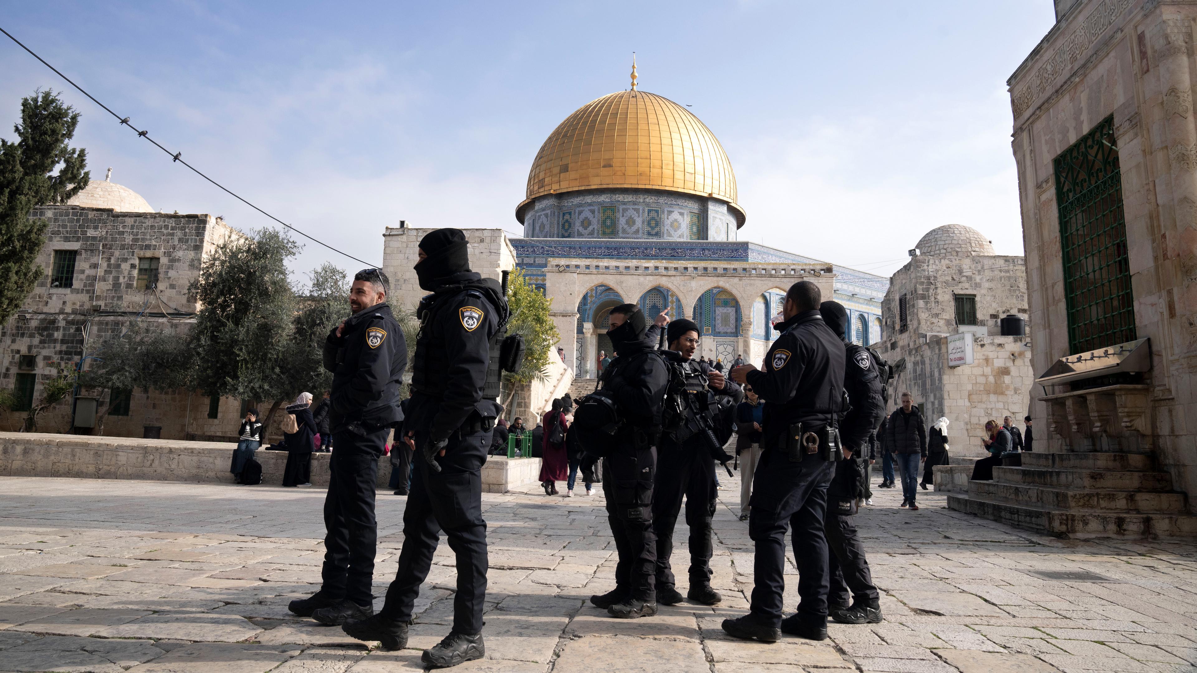 Israelische Polizisten sichern das Gelände der Al-Aqsa-Moschee in der Altstadt von Jerusalem (Israel), aufgenommen am 03.03.2022