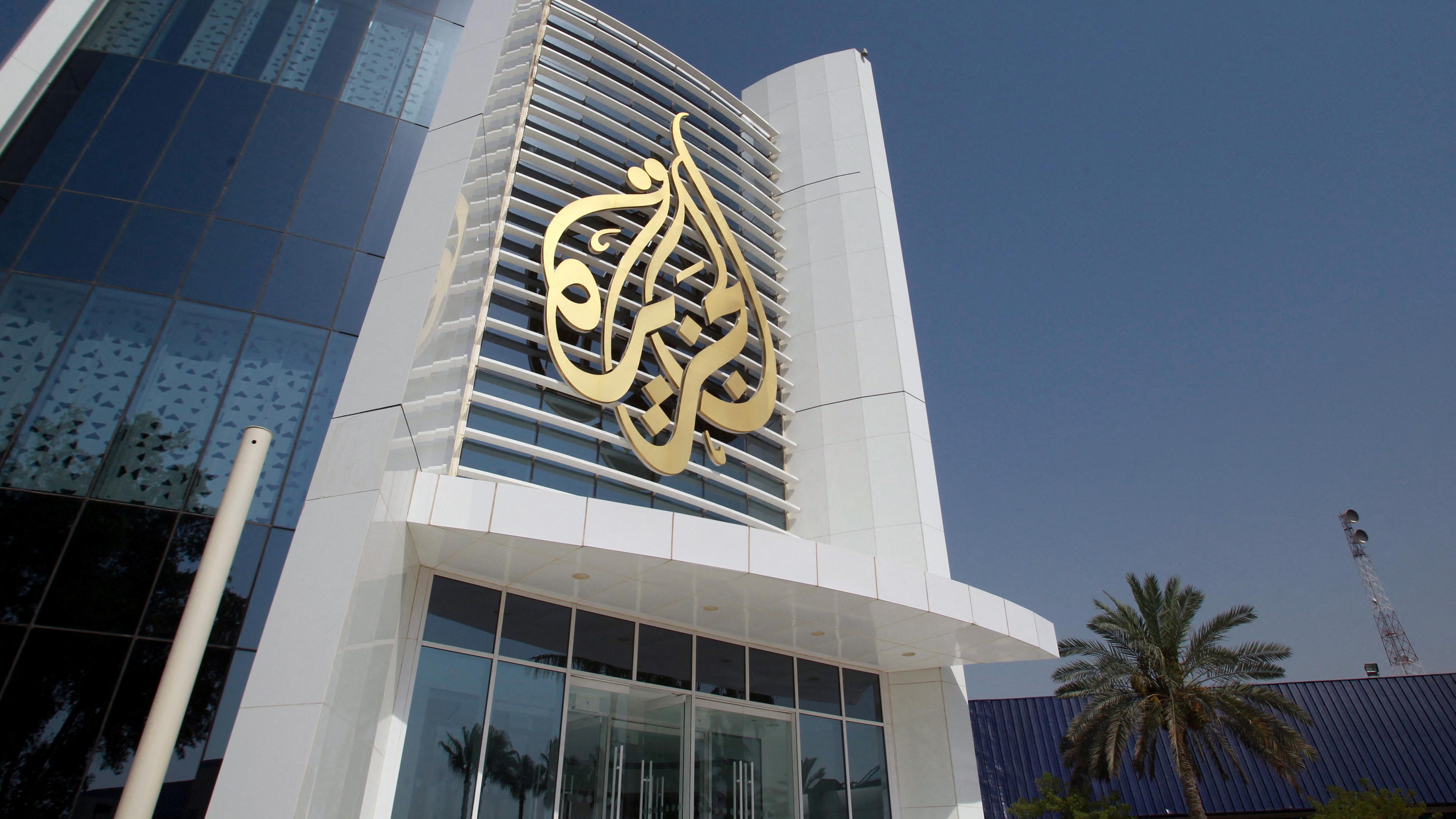 Das Logo von Al Jazeera ist auf dem Hauptgebäude in Doha zu sehen