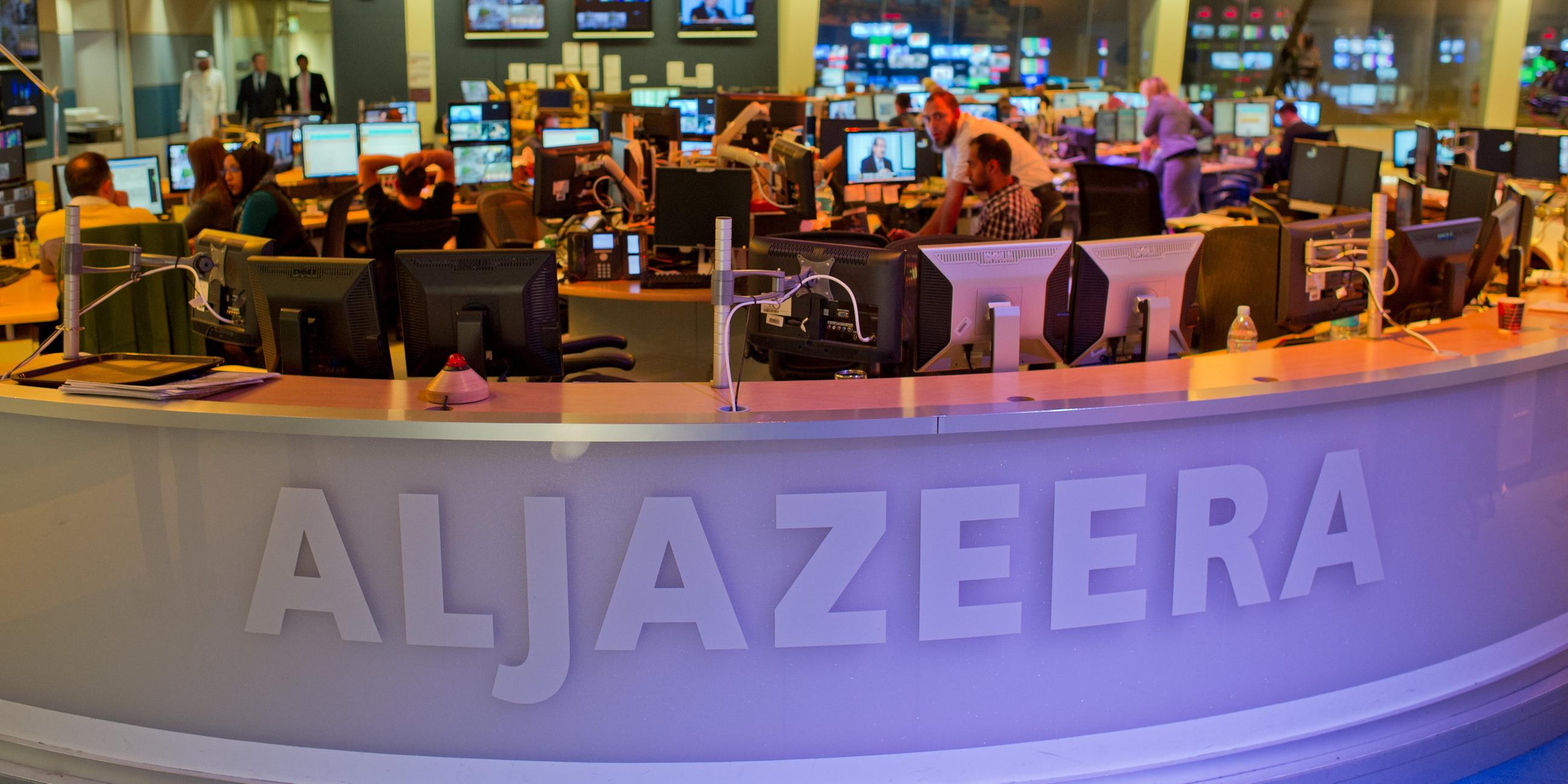 journalisten arbeiten am 05.06.2012 in doha, der hauptstadt von katar, in einem newsroom des arabischen nachrichtensenders al-dschasira.