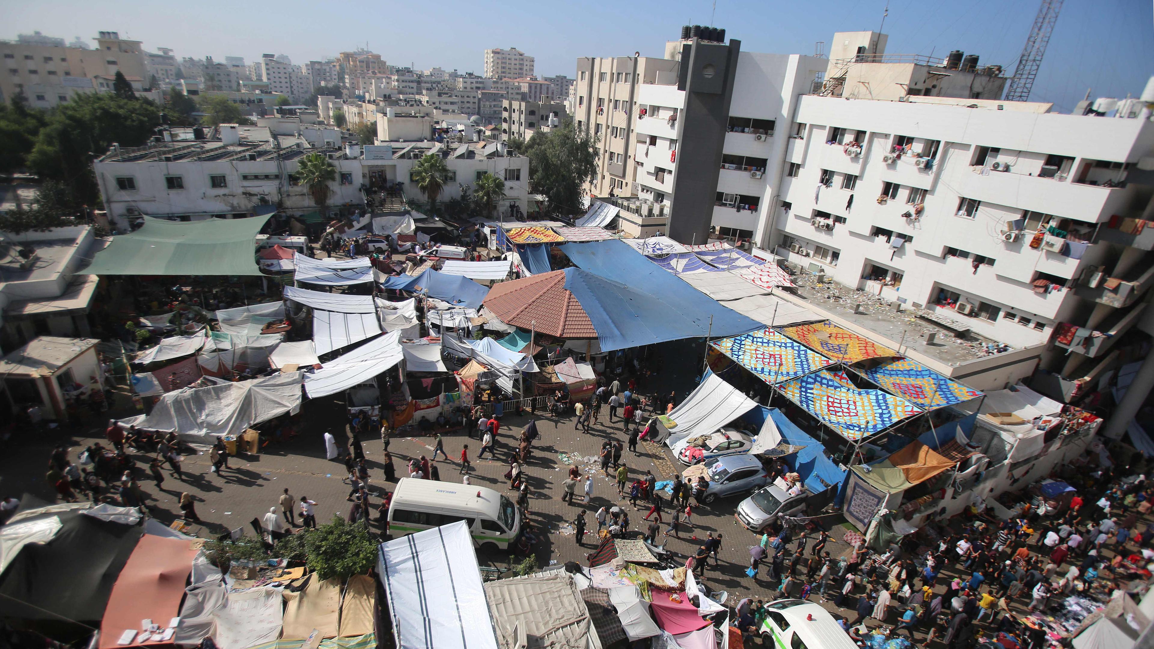 Eine Luftaufnahme zeigt das Gelände des Al-Shifa-Krankenhauses in Gaza-Stadt, aufgenommen am 07.11.2023 in Gaza-Stadt