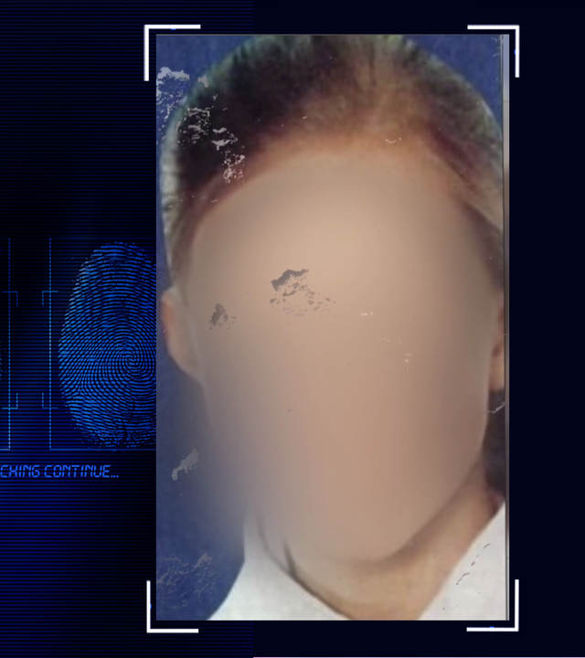 Portraitfoto eines 11Jahre alten Mädchens mit blonen Haaren, die zu einem Zopf gebunden sind. Das Gesicht wurde technisch verfremdet. Links daneben: Lichtschematische Darstellung eines Fingerabdrucks.