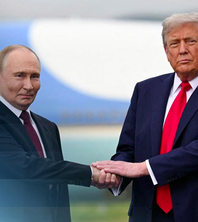 Donald Trump und Wladimir Putin, im Hintergrund die Elmendorf Air Force Base, Stützpunkt der US-Luftwaffe in Alaska.