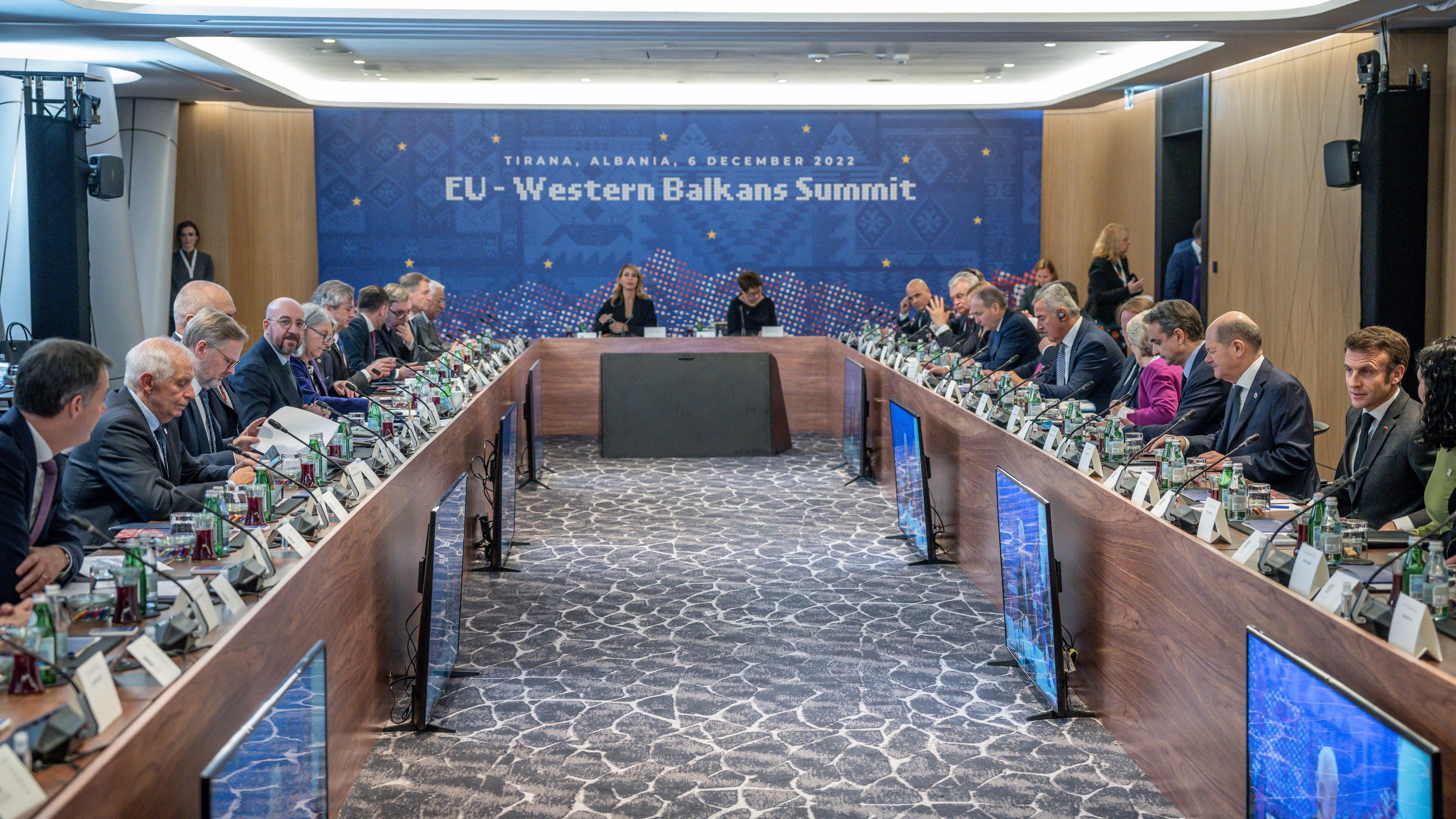 Die Regierungschefs sitzen bei der Arbeitssitzung beim EU-Westbalkan-Gipfel.