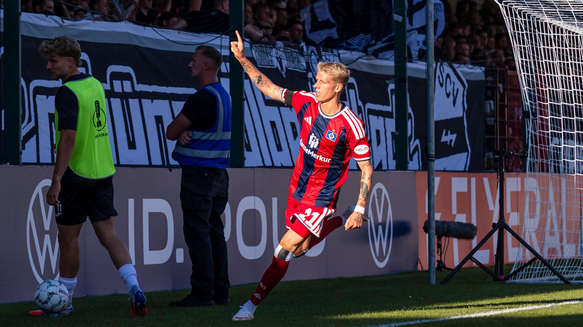 Albert Groenbaek (HSV) jubelt. 