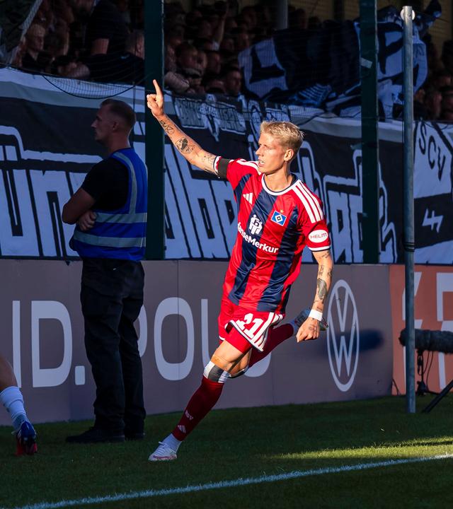 Albert Groenbaek (HSV) jubelt. 