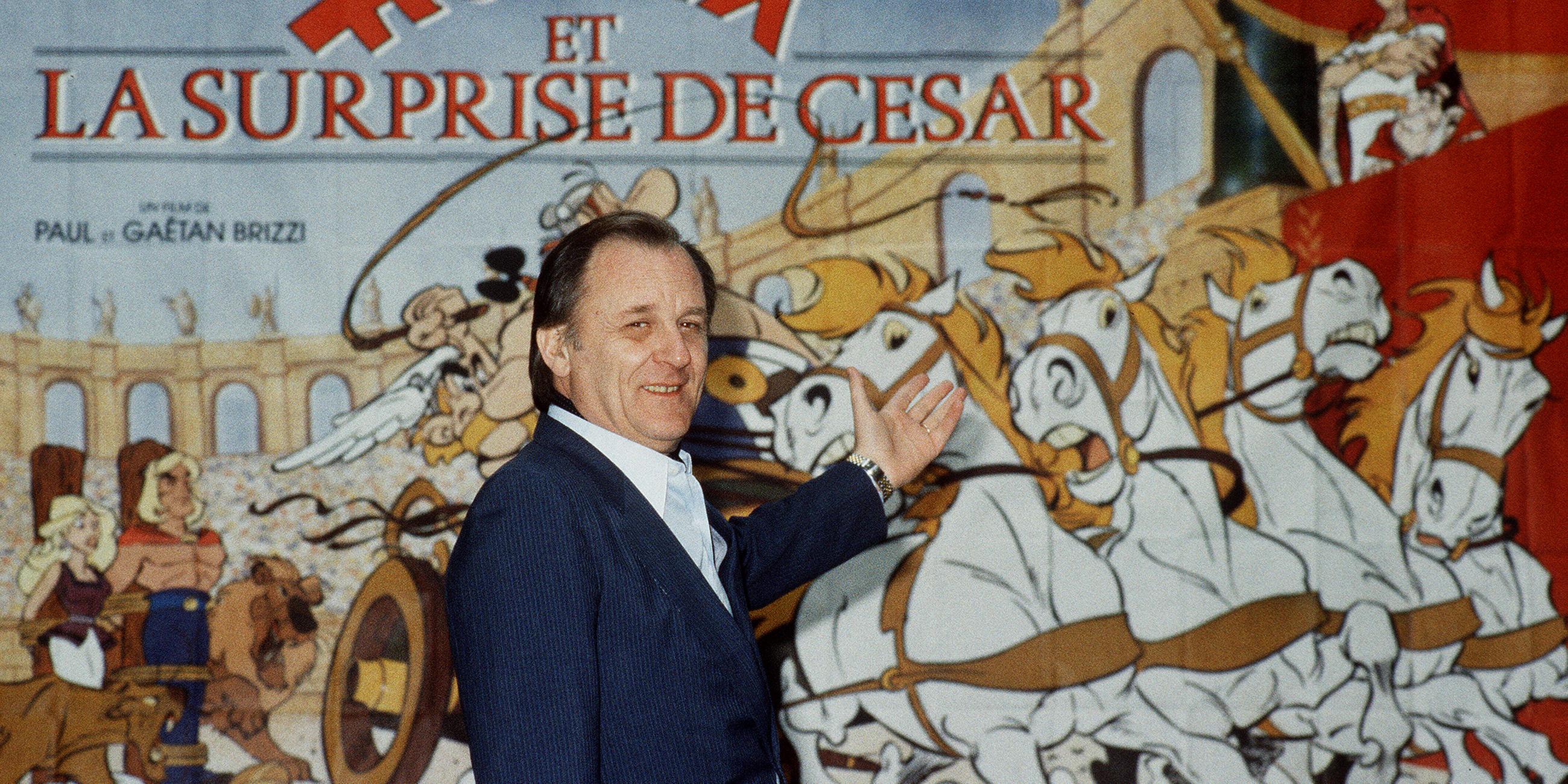 Comic-Zeichner Albert Uderzo steht vor einem Plakat unter dem Schriftzug Asterix. (Archiv)