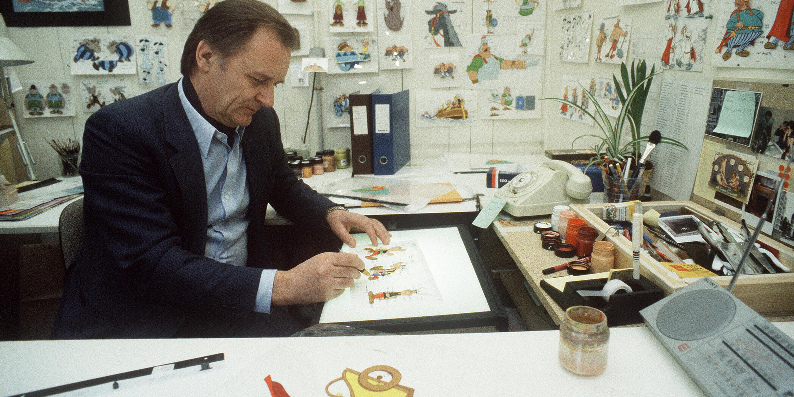 Comic-Zeichner Albert Uderzo sitzt an seinem Zeichentisch. (Archiv)