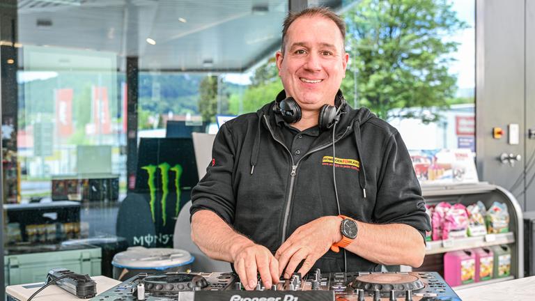 Tankstellen-Inhaber Stefan Blaier legt an seinem Mischpult während seiner Veranstaltung "Sound Tanken" in seiner Tankstelle in Albstadt auf.