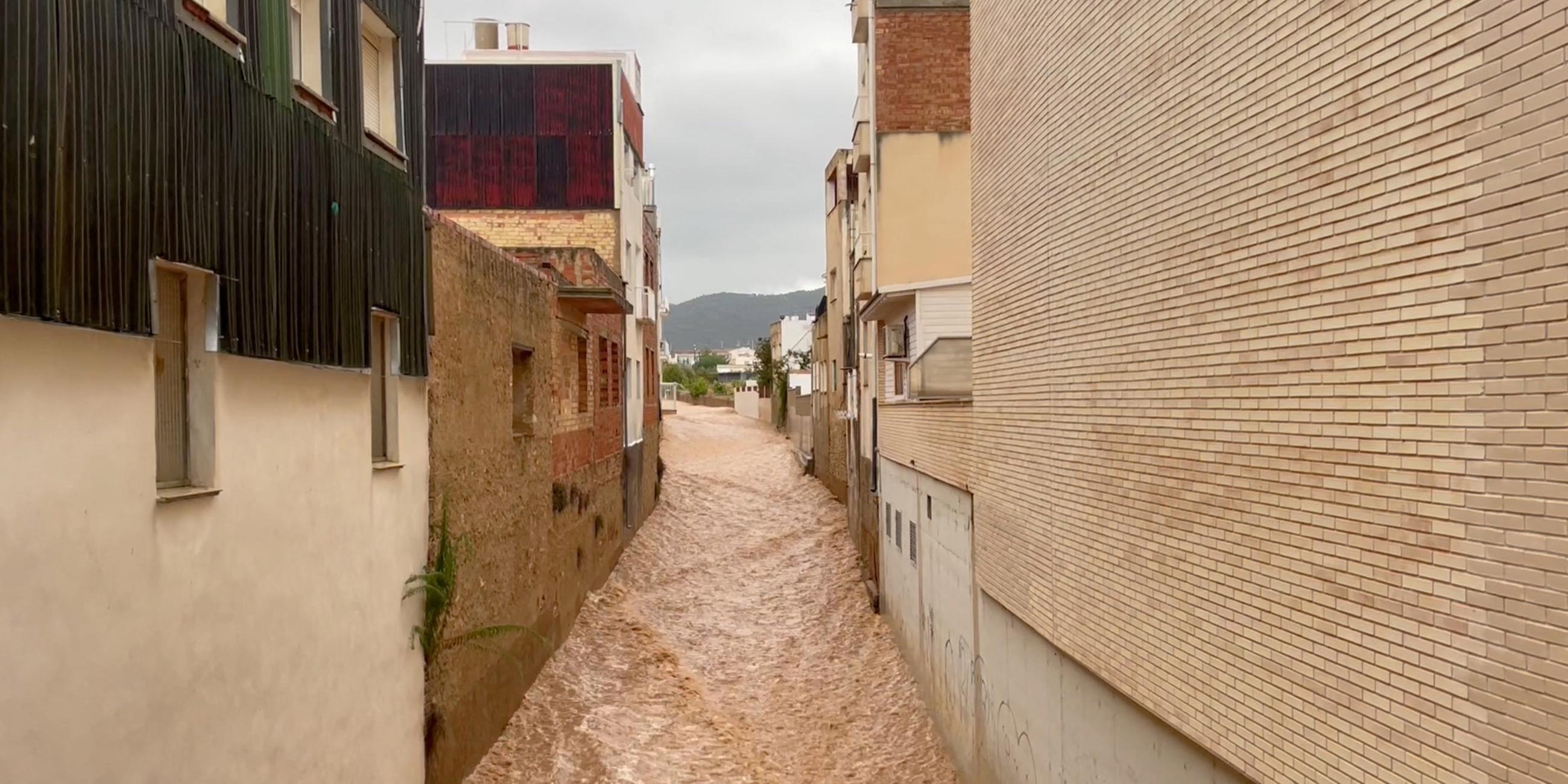 Nach heftigen Regenfällen in Alcanar fließen am 03.09.2023 Wassermengen durch eine Straße.