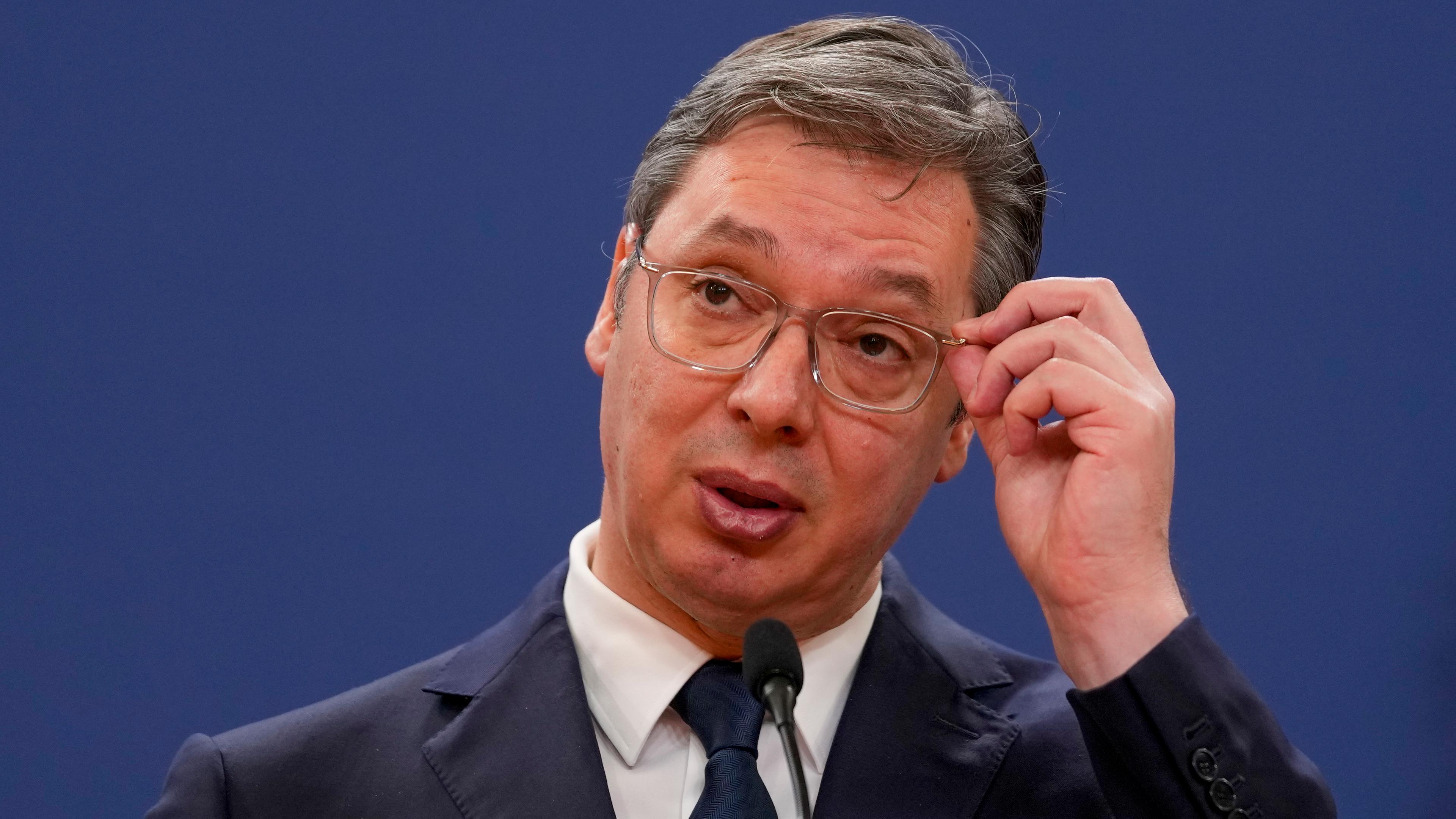 Serbiens Präsident Aleksandar Vucic während einer Pressekonferenz.