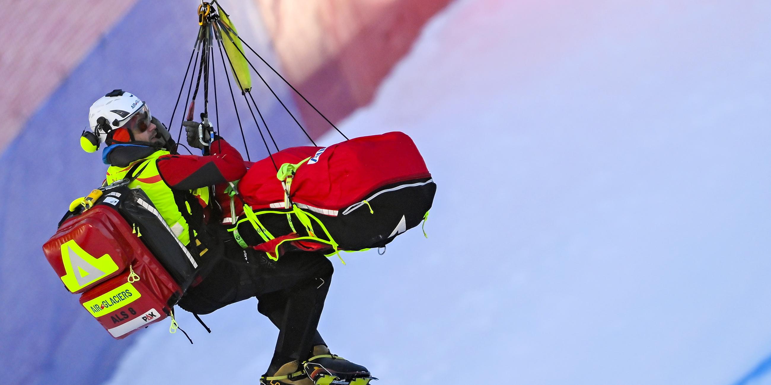 Aleksander Aamodt Kilde aus Norwegen wird mit einem Hubschrauber evakuiert, nachdem er beim Abfahrtsrennen der Herren beim FIS Alpinen Ski-Weltcup in Wengen, Schweiz, abgestürzt ist