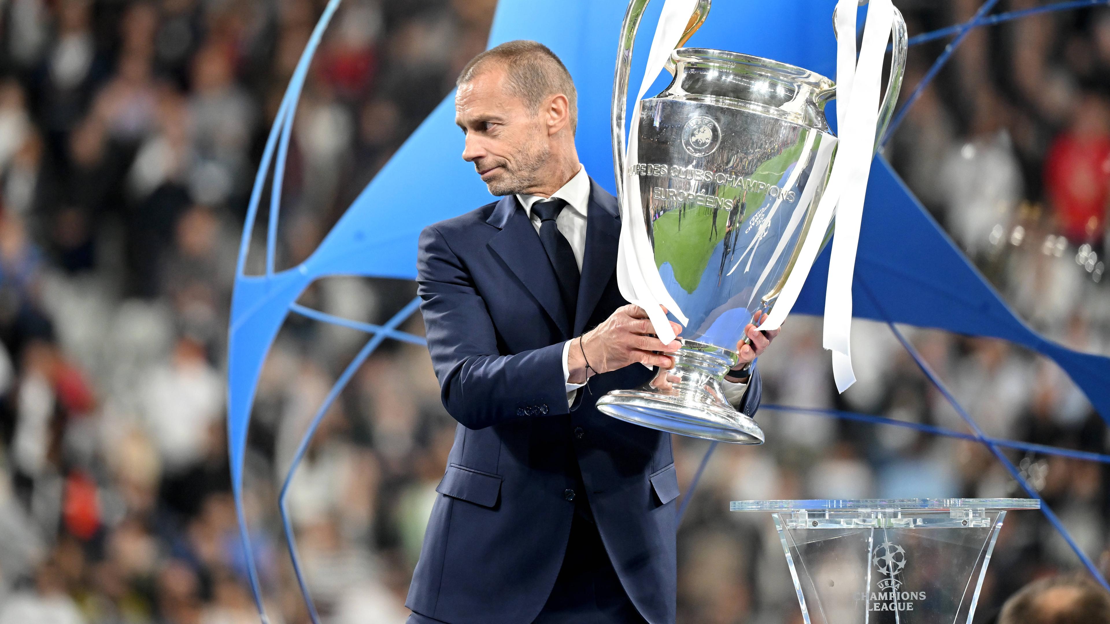 UEFA-Präsident Aleksander Ceferin mit Pokal