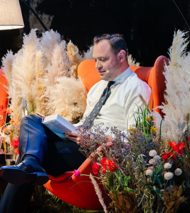 Politiker Alexander Dierks während des ZDF-Lesemarathons in Leipzig - er liest aus dem Buch "Unterleuten“ 