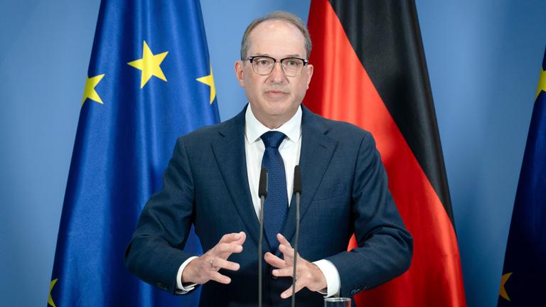 Alexander Dobrindt bei der Pressekonferenz zur Reform des Rechts der Nachrichtendienste im Bundeskanzleramt. 