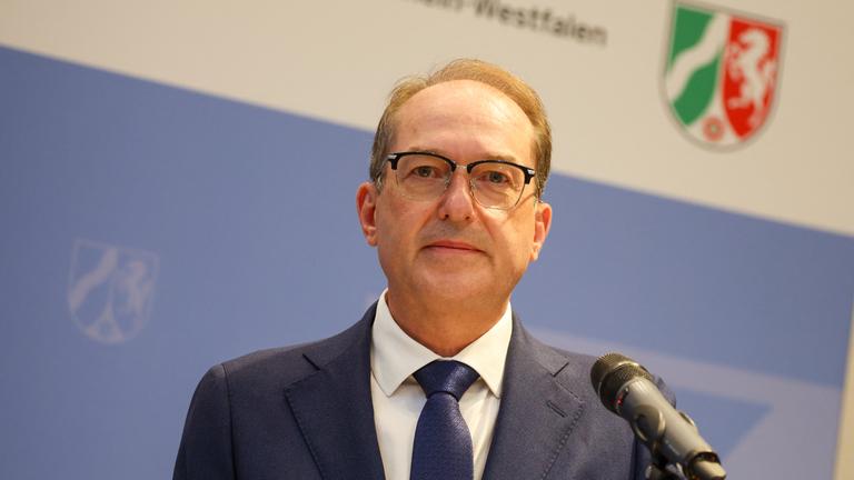 Alexander Dobrindt (CSU), Bundesminister des Innern, gibt eine Pressekonferenz mit NRW-Innenminister Reul im NRW-Innenministerium zur Entwicklung nach den Angriffen auf das Stromnetz in Nordrhein-Westfalen. 