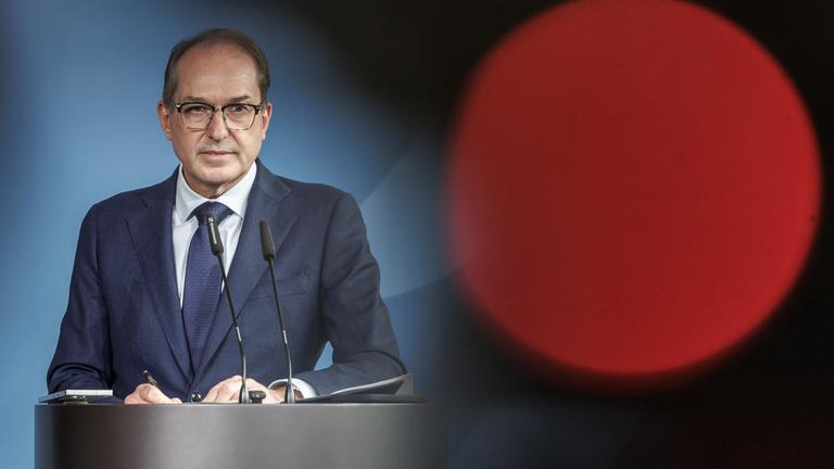 Bundesinnenminister Alexander Dobrindt steht am 23.09.2026 in Berlin an einem Pult während der Pressekonferenz zum Aktionsplan Sozialleistungsmissbrauch.