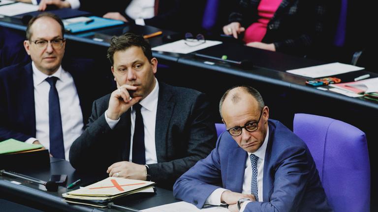 Bundeskanzler Friedrich Merz mit Lars Klingbeil und Alexander Dobrindt am 18.03.2026 im Deutschen Bundestag, Berlin.