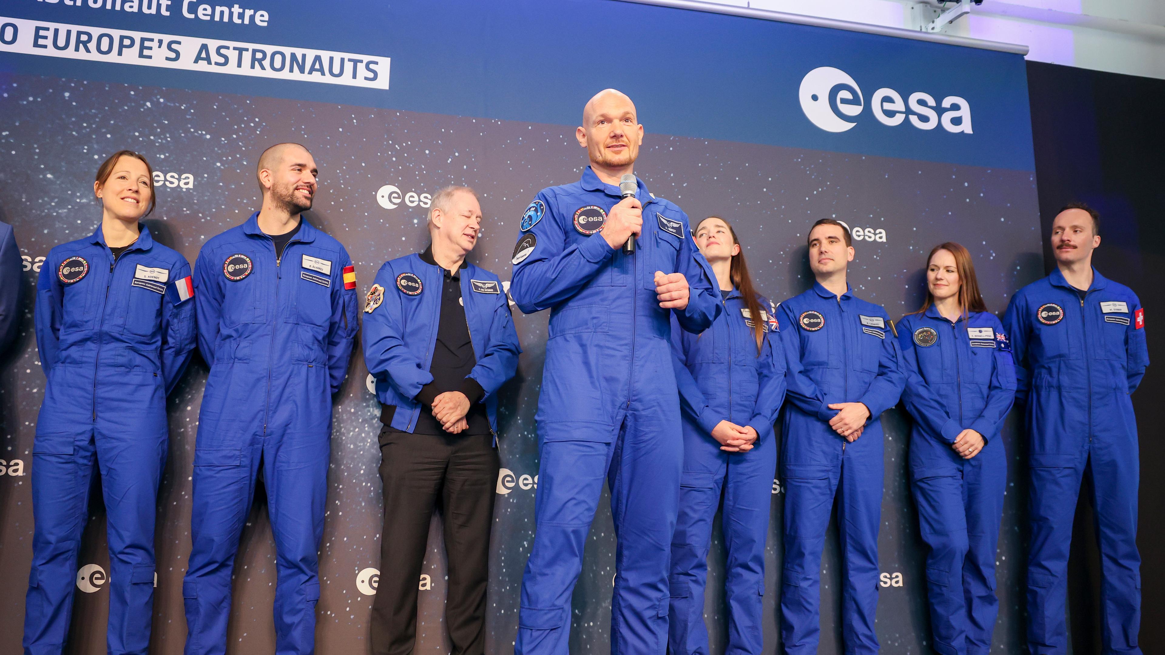 Alexander Gerst, Astronaut der Europäischen Weltraumorganisation ESA, hält eine Rede während einer Abschlussfeier im Europäischen Astronautenzentrum in Köln, am 22.04.2024.