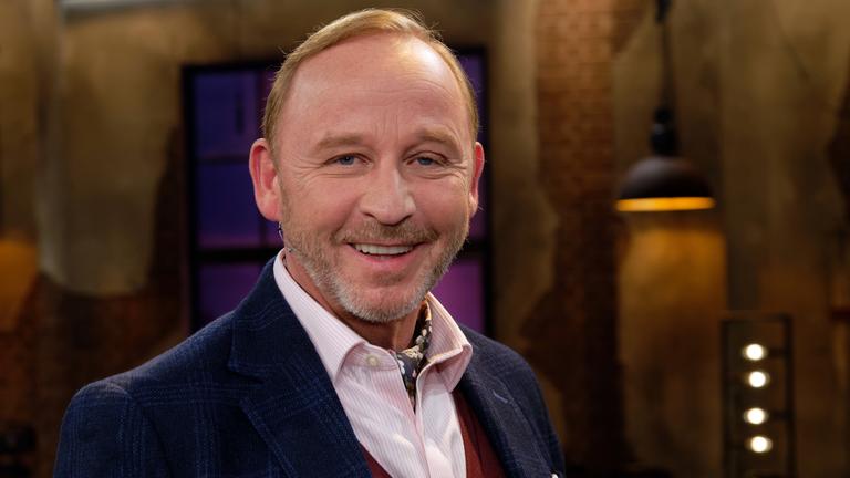 Der Schauspieler Alexander Held steht nach der Aufzeichnung der WDR Talkshow Kölner Treff in Studio.
