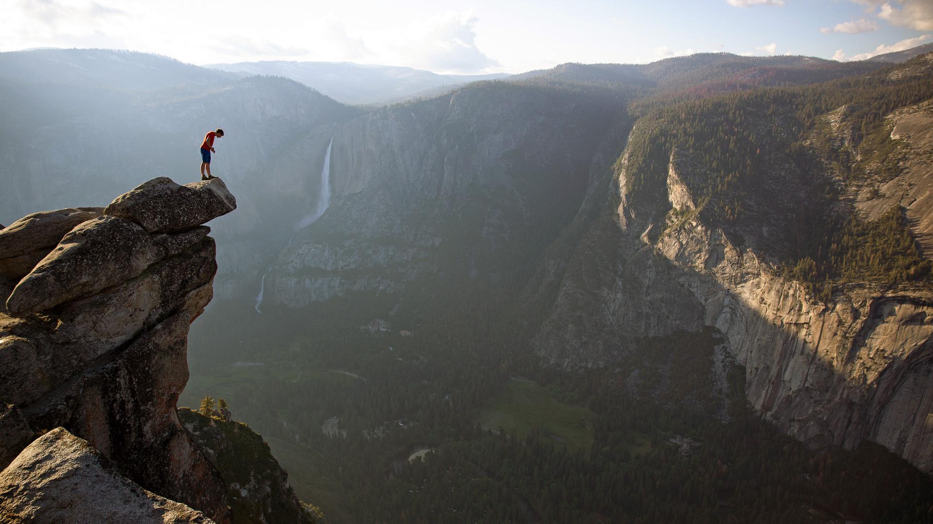 Alex-Honnold sitzt auf dem Gipfel des El Capitan. Er ist der erste Mensch, der El Capitan ohne Seil und Sicherung bezwungen hat.