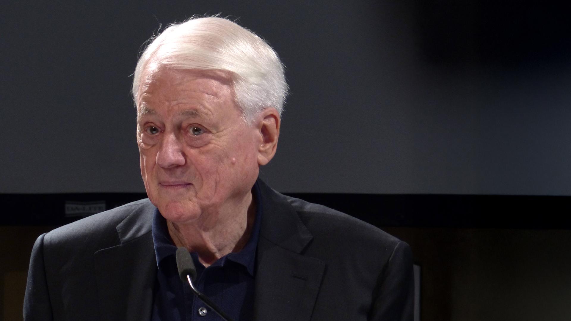 Mann lächelt in die Kamera