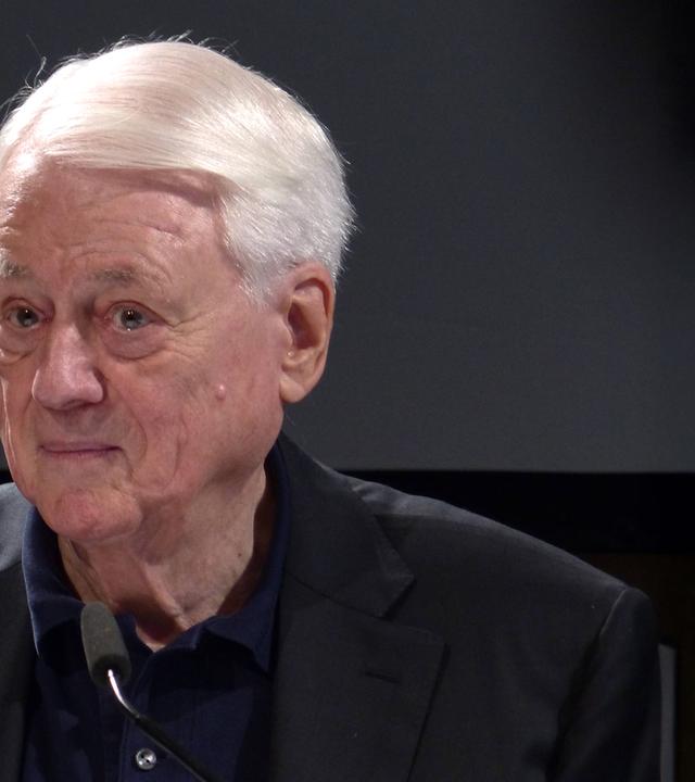 Mann lächelt in die Kamera