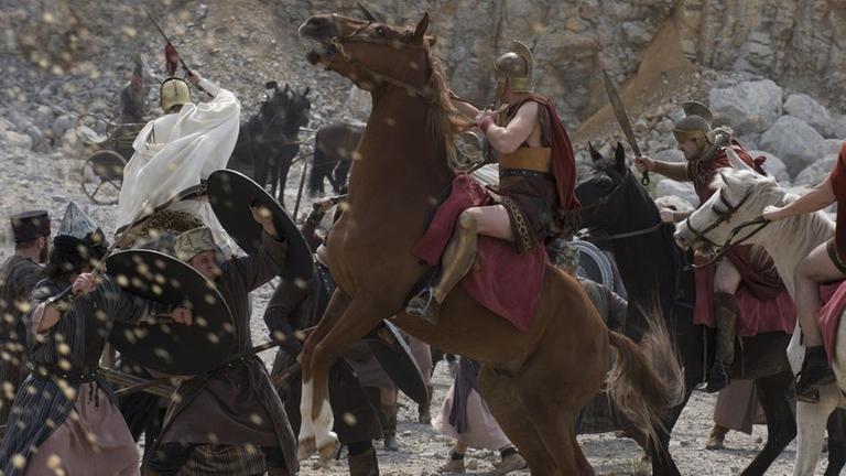 An Alexanders Seite kämpfen Berufssoldaten, angeführt von der Reiterei seiner engsten Gefährten. 