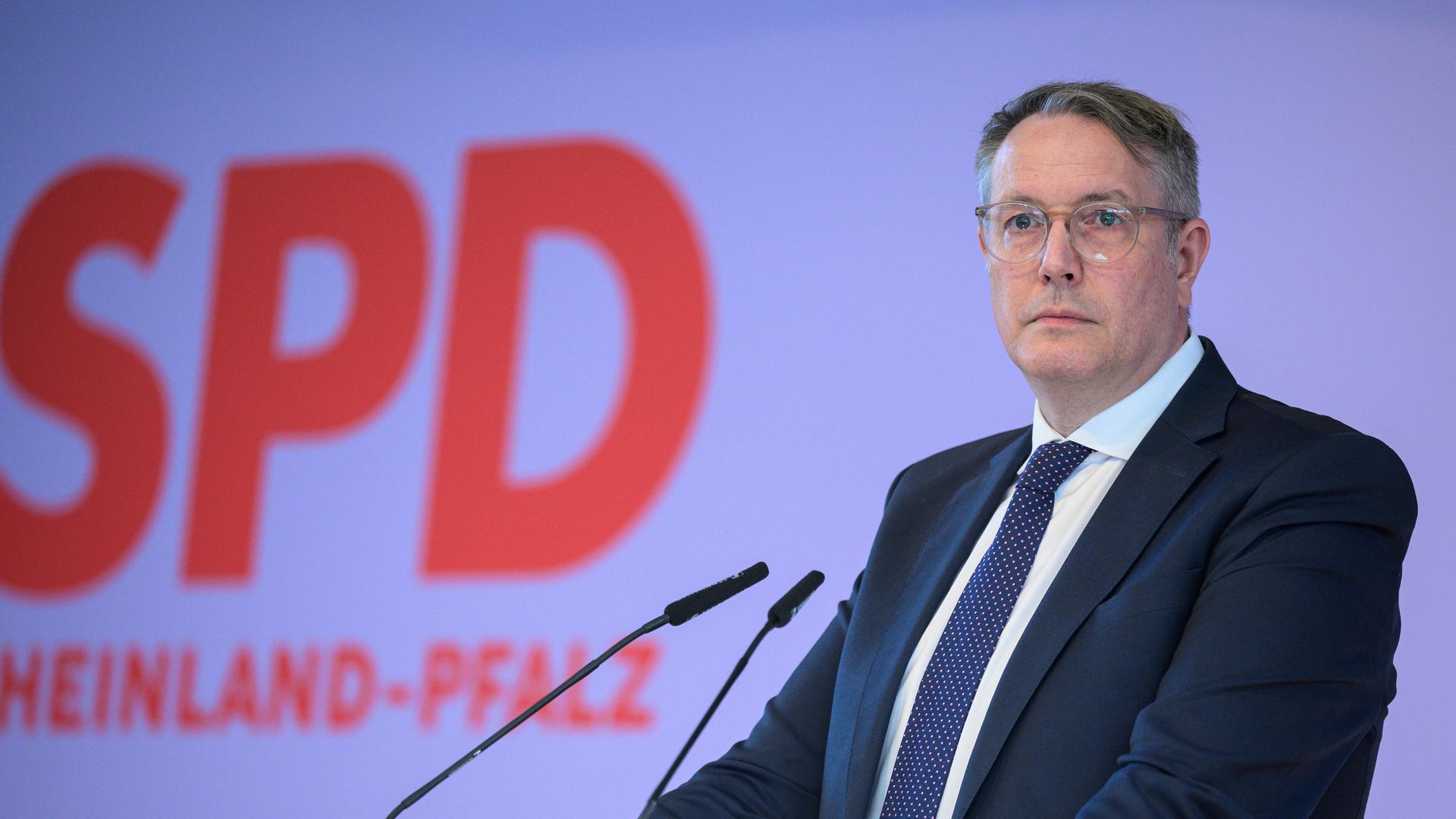 Alexander Schweitzer (SPD), damals Ministerpräsident von Rheinland-Pfalz, spricht auf der Bühne während eines Landesparteitages.