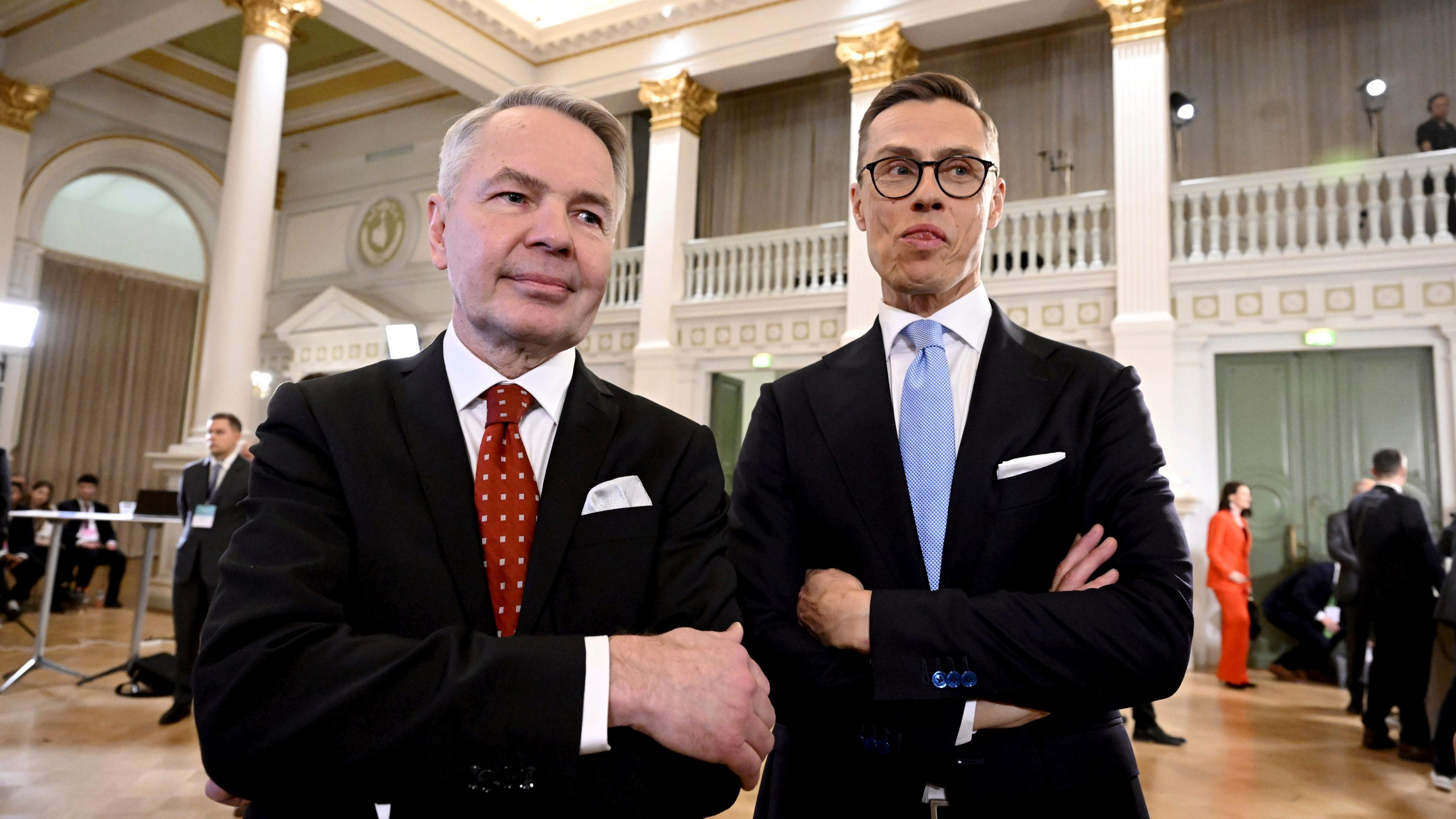 Finnische Präsidentschaftskandidaten Pekka Haavisto (l.) und Alexander Stubb (r.) warten auf die Wahlergebnisse