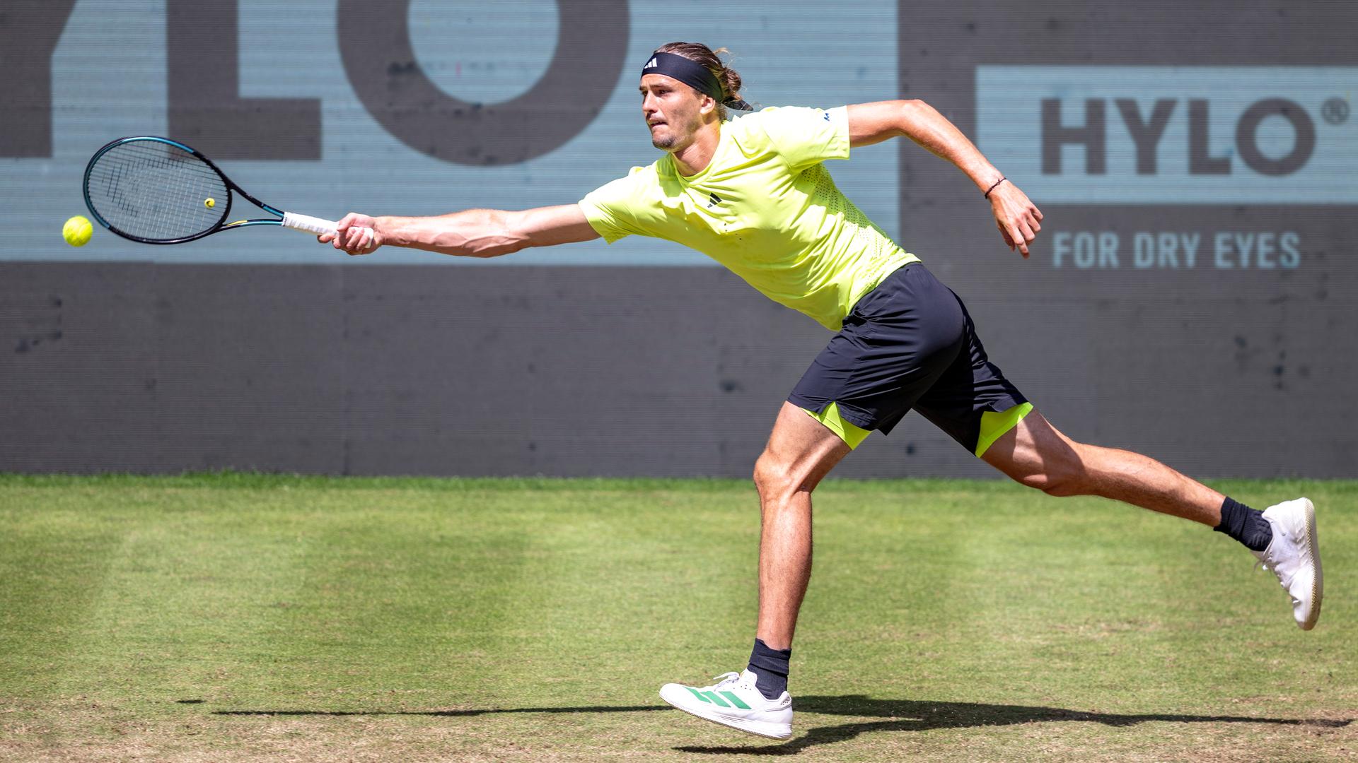 Tennis: ATP-Tour - Halle/Westfalen, Einzel, Herren, 1. Runde: Alexander Zverev streckt sich und versucht, eine Vorhand zu spielen.