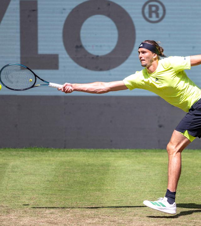 Tennis: ATP-Tour - Halle/Westfalen, Einzel, Herren, 1. Runde: Alexander Zverev streckt sich und versucht, eine Vorhand zu spielen.