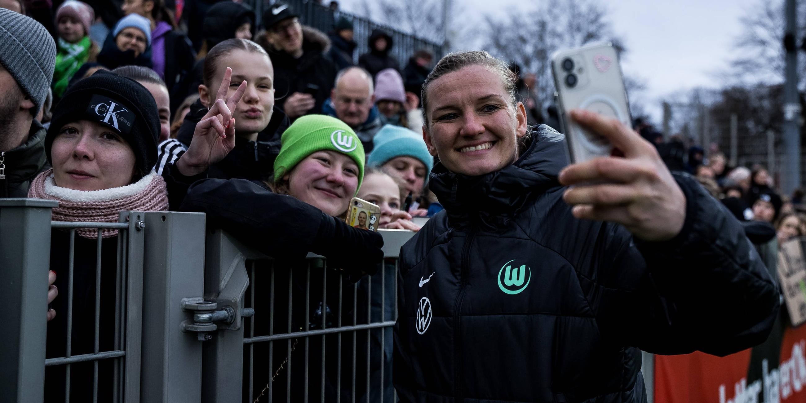 Alexandra Popp (VfL Wolfsburg. 11) macht nach dem Spiel einen Selfie mit Fans