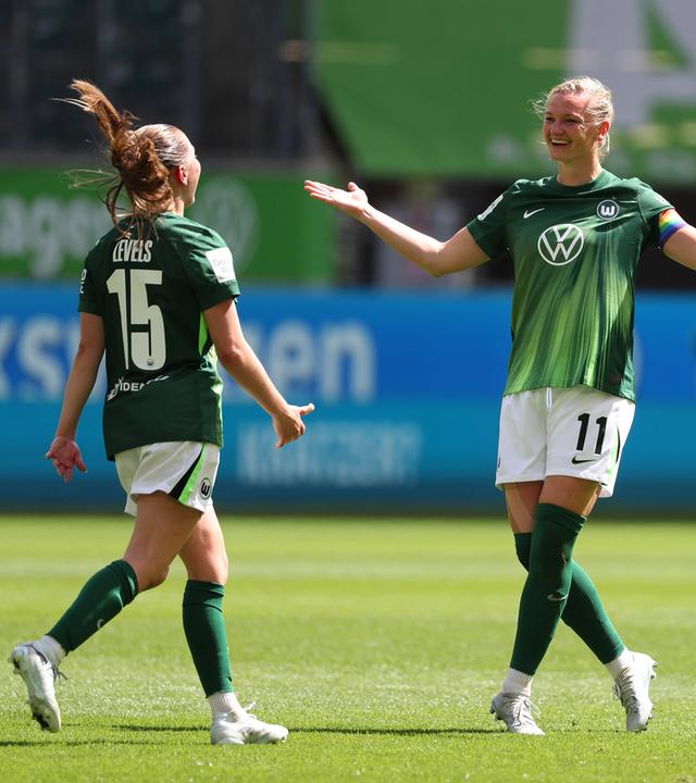 Alexandra Popp (VfL Wolfsburg) jubelt mit Janou Levels (VfL Wolfsburg) nach ihrem Tor zum 2:0 am 17.05.2026 in Wolfsburg.